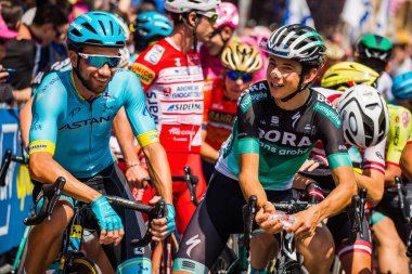 Abbiategrasso, İtalya 24 Mayıs 2018: Davide Formolo ve Davide Villella kısa bir süre önce İtalya Bisiklet turu 2018 Abbiategrasso üzerinden Prato Nevoso için dağına aşamasında başlamak.