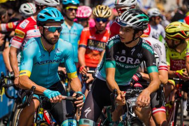 Abbiategrasso, İtalya 24 Mayıs 2018: Davide Formolo ve Davide Villella kısa bir süre önce İtalya Bisiklet turu 2018 Abbiategrasso üzerinden Prato Nevoso için dağına aşamasında başlamak.