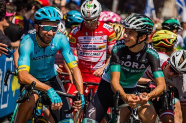 Abbiategrasso, İtalya 24 Mayıs 2018: Davide Formolo ve Davide Villella kısa bir süre önce İtalya Bisiklet turu 2018 Abbiategrasso üzerinden Prato Nevoso için dağına aşamasında başlamak.