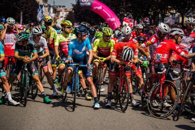 Abbiategrasso, İtalya 24 Mayıs 2018: Profesyonel bisikletçiler ilk satırında İtalya 2018 Tur zor dağ aşamasında başlangıç bekliyor.