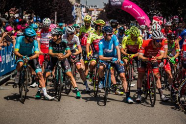 Abbiategrasso, İtalya 24 Mayıs 2018: Profesyonel bisikletçiler ilk satırında İtalya 2018 Tur zor dağ aşamasında başlangıç bekliyor.