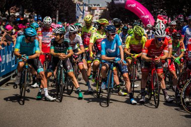 Abbiategrasso, İtalya 24 Mayıs 2018: Profesyonel bisikletçiler ilk satırında İtalya 2018 Tur zor dağ aşamasında başlangıç bekliyor.