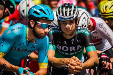 Abbiategrasso, İtalya 24 Mayıs 2018: Davide Formolo ve Davide Villella kısa bir süre önce İtalya Bisiklet turu 2018 Abbiategrasso üzerinden Prato Nevoso için dağına aşamasında başlamak.