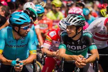 Abbiategrasso, İtalya 24 Mayıs 2018: Davide Formolo ve Davide Villella kısa bir süre önce İtalya Bisiklet turu 2018 Abbiategrasso üzerinden Prato Nevoso için dağına aşamasında başlamak.