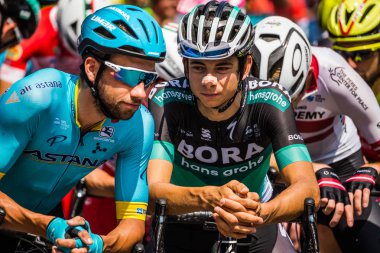 Abbiategrasso, İtalya 24 Mayıs 2018: Davide Formolo ve Davide Villella kısa bir süre önce İtalya Bisiklet turu 2018 Abbiategrasso üzerinden Prato Nevoso için dağına aşamasında başlamak.