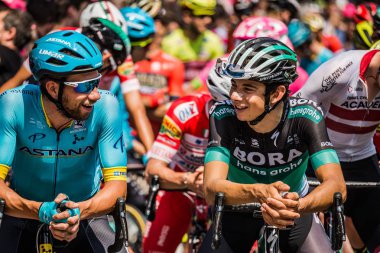 Abbiategrasso, İtalya 24 Mayıs 2018: Davide Formolo ve Davide Villella kısa bir süre önce İtalya Bisiklet turu 2018 Abbiategrasso üzerinden Prato Nevoso için dağına aşamasında başlamak.