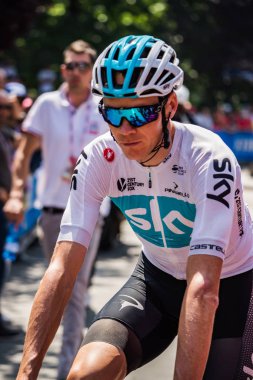 Abbiategrasso, İtalya 24 Mayıs 2018: Chris Froome, gökyüzü takımda veri aktarmak podyum imzalar önce İtalya 2018 Tur zor dağ aşaması.
