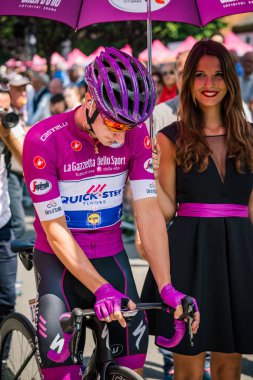 Abbiategrasso, İtalya 24 Mayıs 2018: Mor Jersey'de Elia Viviani, başlamadan önce Tur İtalya 2018 Abbiategrasso ve Prato Nevoso varış sert dağına aşamasında ilk satırı.