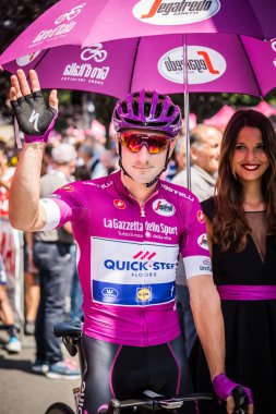 Abbiategrasso, İtalya 24 Mayıs 2018: Mor Jersey'de Elia Viviani, başlamadan önce Tur İtalya 2018 Abbiategrasso ve Prato Nevoso varış sert dağına aşamasında ilk satırı.