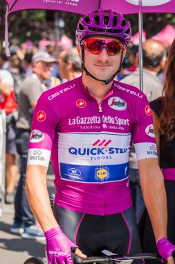 Abbiategrasso, İtalya 24 Mayıs 2018: Mor Jersey'de Elia Viviani, başlamadan önce Tur İtalya 2018 Abbiategrasso ve Prato Nevoso varış sert dağına aşamasında ilk satırı.