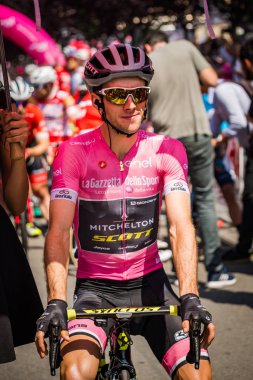 Abbiategrasso, İtalya 24 Mayıs 2018: Pembe Jersey'de Simon Yates, başlamadan önce Tur İtalya 2018 Abbiategrasso ve Prato Nevoso varış sert dağına aşamasında ilk satırı.