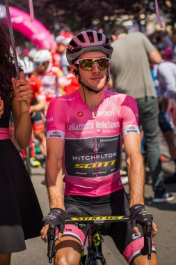Abbiategrasso, İtalya 24 Mayıs 2018: Pembe Jersey'de Simon Yates, başlamadan önce Tur İtalya 2018 Abbiategrasso ve Prato Nevoso varış sert dağına aşamasında ilk satırı.