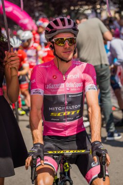 Abbiategrasso, İtalya 24 Mayıs 2018: Pembe Jersey'de Simon Yates, başlamadan önce Tur İtalya 2018 Abbiategrasso ve Prato Nevoso varış sert dağına aşamasında ilk satırı.