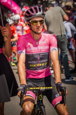 Abbiategrasso, İtalya 24 Mayıs 2018: Pembe Jersey'de Simon Yates, başlamadan önce Tur İtalya 2018 Abbiategrasso ve Prato Nevoso varış sert dağına aşamasında ilk satırı.