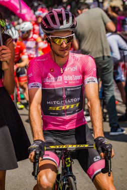 Abbiategrasso, İtalya 24 Mayıs 2018: Pembe Jersey'de Simon Yates, başlamadan önce Tur İtalya 2018 Abbiategrasso ve Prato Nevoso varış sert dağına aşamasında ilk satırı.