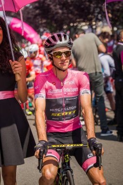Abbiategrasso, İtalya 24 Mayıs 2018: Pembe Jersey'de Simon Yates, başlamadan önce Tur İtalya 2018 Abbiategrasso ve Prato Nevoso varış sert dağına aşamasında ilk satırı.