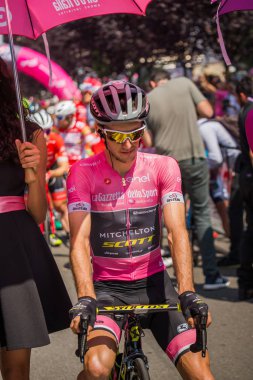 Abbiategrasso, İtalya 24 Mayıs 2018: Pembe Jersey'de Simon Yates, başlamadan önce Tur İtalya 2018 Abbiategrasso ve Prato Nevoso varış sert dağına aşamasında ilk satırı.