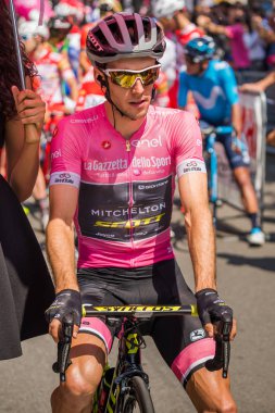 Abbiategrasso, İtalya 24 Mayıs 2018: Pembe Jersey'de Simon Yates, başlamadan önce Tur İtalya 2018 Abbiategrasso ve Prato Nevoso varış sert dağına aşamasında ilk satırı.