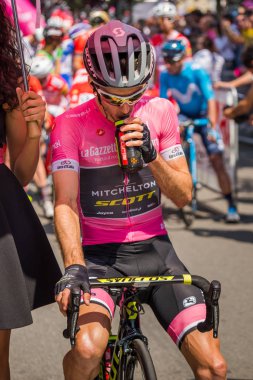 Abbiategrasso, İtalya 24 Mayıs 2018: Pembe Jersey'de Simon Yates, başlamadan önce Tur İtalya 2018 Abbiategrasso ve Prato Nevoso varış sert dağına aşamasında ilk satırı.