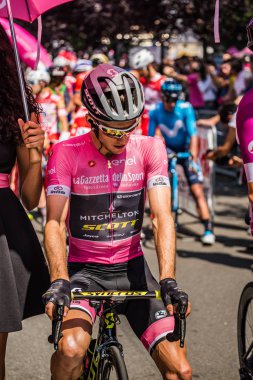 Abbiategrasso, İtalya 24 Mayıs 2018: Pembe Jersey'de Simon Yates, başlamadan önce Tur İtalya 2018 Abbiategrasso ve Prato Nevoso varış sert dağına aşamasında ilk satırı.