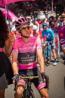 Abbiategrasso, İtalya 24 Mayıs 2018: Pembe Jersey'de Simon Yates, başlamadan önce Tur İtalya 2018 Abbiategrasso ve Prato Nevoso varış sert dağına aşamasında ilk satırı.
