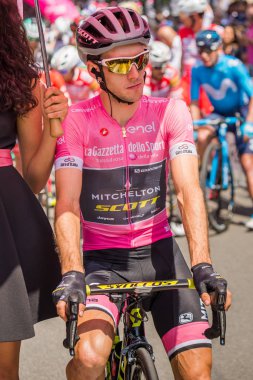 Abbiategrasso, İtalya 24 Mayıs 2018: Pembe Jersey'de Simon Yates, başlamadan önce Tur İtalya 2018 Abbiategrasso ve Prato Nevoso varış sert dağına aşamasında ilk satırı.