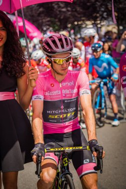 Abbiategrasso, İtalya 24 Mayıs 2018: Pembe Jersey'de Simon Yates, başlamadan önce Tur İtalya 2018 Abbiategrasso ve Prato Nevoso varış sert dağına aşamasında ilk satırı.