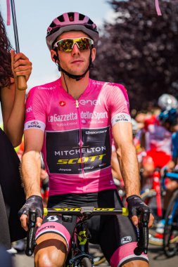 Abbiategrasso, İtalya 24 Mayıs 2018: Pembe Jersey'de Simon Yates, başlamadan önce Tur İtalya 2018 Abbiategrasso ve Prato Nevoso varış sert dağına aşamasında ilk satırı.