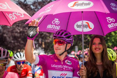 Abbiategrasso, İtalya 24 Mayıs 2018: Mor Jersey'de Elia Viviani, başlamadan önce Tur İtalya 2018 Abbiategrasso ve Prato Nevoso varış sert dağına aşamasında ilk satırı.