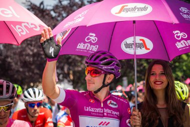 Abbiategrasso, İtalya 24 Mayıs 2018: Mor Jersey'de Elia Viviani, başlamadan önce Tur İtalya 2018 Abbiategrasso ve Prato Nevoso varış sert dağına aşamasında ilk satırı.