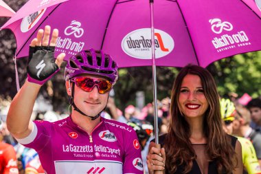 Abbiategrasso, İtalya 24 Mayıs 2018: Mor Jersey'de Elia Viviani, başlamadan önce Tur İtalya 2018 Abbiategrasso ve Prato Nevoso varış sert dağına aşamasında ilk satırı.