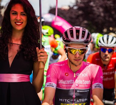 Abbiategrasso, İtalya 24 Mayıs 2018: Pembe Jersey'de Simon Yates, başlamadan önce Tur İtalya 2018 Abbiategrasso ve Prato Nevoso varış sert dağına aşamasında ilk satırı.