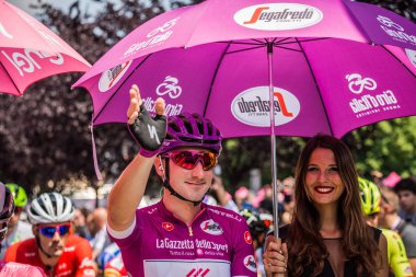 Abbiategrasso, İtalya 24 Mayıs 2018: Mor Jersey'de Elia Viviani, başlamadan önce Tur İtalya 2018 Abbiategrasso ve Prato Nevoso varış sert dağına aşamasında ilk satırı.