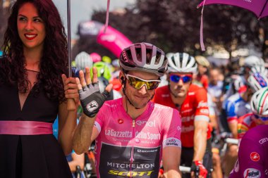 Abbiategrasso, İtalya 24 Mayıs 2018: Pembe Jersey'de Simon Yates, başlamadan önce Tur İtalya 2018 Abbiategrasso ve Prato Nevoso varış sert dağına aşamasında ilk satırı.