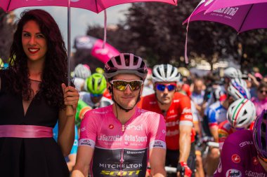 Abbiategrasso, İtalya 24 Mayıs 2018: Pembe Jersey'de Simon Yates, başlamadan önce Tur İtalya 2018 Abbiategrasso ve Prato Nevoso varış sert dağına aşamasında ilk satırı.