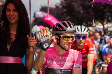 Abbiategrasso, İtalya 24 Mayıs 2018: Pembe Jersey'de Simon Yates, başlamadan önce Tur İtalya 2018 Abbiategrasso ve Prato Nevoso varış sert dağına aşamasında ilk satırı.