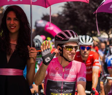 Abbiategrasso, İtalya 24 Mayıs 2018: Pembe Jersey'de Simon Yates, başlamadan önce Tur İtalya 2018 Abbiategrasso ve Prato Nevoso varış sert dağına aşamasında ilk satırı.