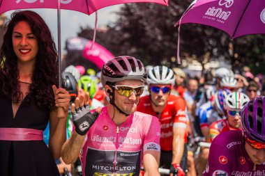 Abbiategrasso, İtalya 24 Mayıs 2018: Pembe Jersey'de Simon Yates, başlamadan önce Tur İtalya 2018 Abbiategrasso ve Prato Nevoso varış sert dağına aşamasında ilk satırı.