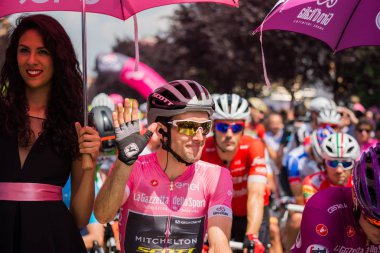 Abbiategrasso, İtalya 24 Mayıs 2018: Pembe Jersey'de Simon Yates, başlamadan önce Tur İtalya 2018 Abbiategrasso ve Prato Nevoso varış sert dağına aşamasında ilk satırı.