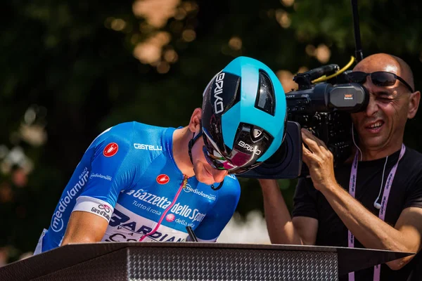 Abbiategrasso, İtalya 24 Mayıs 2018: Giulio Ciccone, kısa bir süre önce başlamak İtalya Bisiklet turu 2018 Abbiategrasso üzerinden Prato Nevoso için sahne podyum imzalar Bardiani bos takımda.