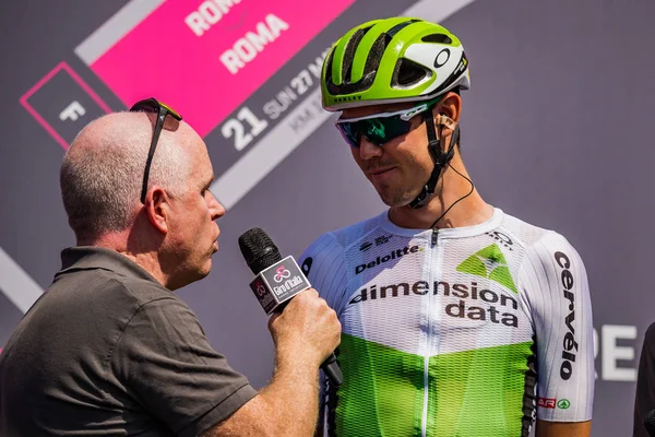 Prato Nevoso, İtalya 24 Mayıs 2018: Profesyonel bisikletçi röportajda sonra Tur İtalya 2018 Prato Nevoso varış ile en zor dağ aşaması sırasında.
