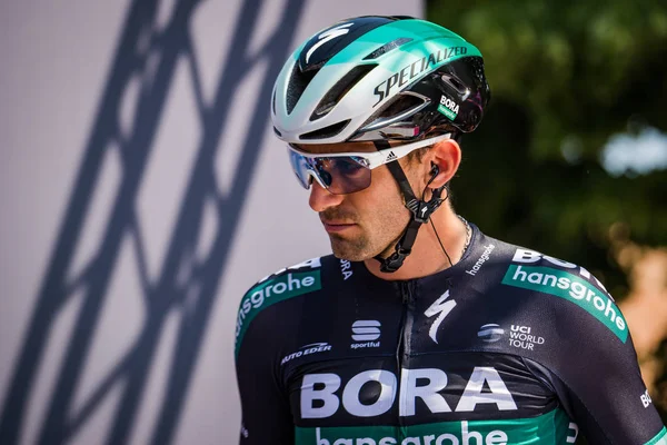 Abbiategrasso, İtalya 24 Mayıs 2018: Profesyonel bisikletçi İtalya 2018 Tur zor dağ aşamasında önce podyum imzalar hakkında.