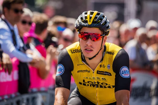 Abbiategrasso, İtalya 24 Mayıs 2018: Profesyonel bisikletçi İtalya 2018 Tur zor dağ aşamasında önce podyum imzalar hakkında.