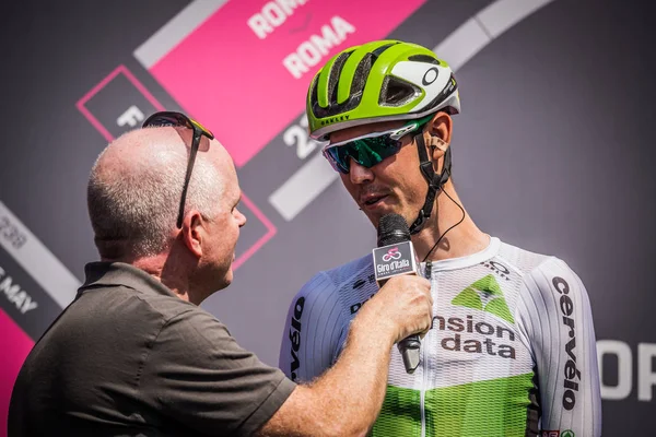Prato Nevoso, İtalya 24 Mayıs 2018: Profesyonel bisikletçi röportajda sonra Tur İtalya 2018 Prato Nevoso varış ile en zor dağ aşaması sırasında.