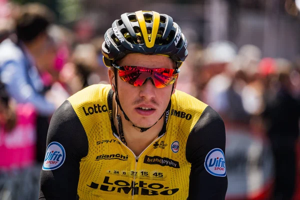 Abbiategrasso, İtalya 24 Mayıs 2018: Profesyonel bisikletçi podyum imzalar önce İtalya 2018 Tur zor dağ aşaması için veri transferi.