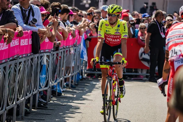 Abbiategrasso, İtalya 24 Mayıs 2018: Profesyonel bisikletçi podyum imzalar önce İtalya 2018 Tur zor dağ aşaması için veri transferi.