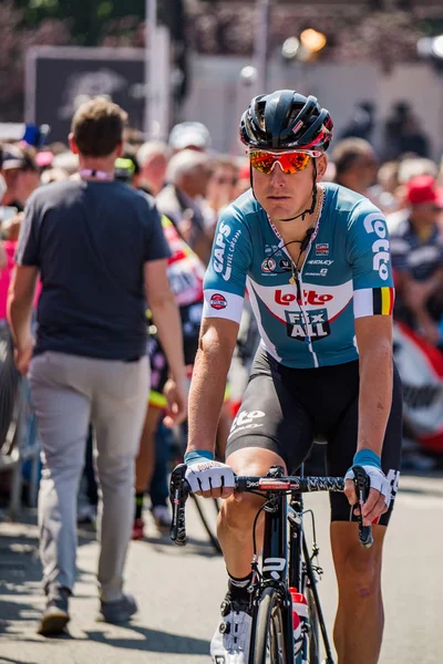 Abbiategrasso, İtalya 24 Mayıs 2018: Profesyonel bisikletçi podyum imzalar önce İtalya 2018 Tur zor dağ aşaması için veri transferi.