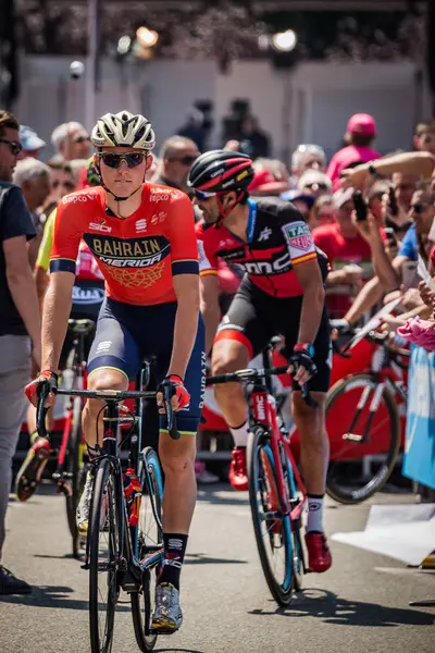 Abbiategrasso, İtalya 24 Mayıs 2018: Profesyonel bisikletçi podyum imzalar önce İtalya 2018 Tur zor dağ aşaması için veri transferi.