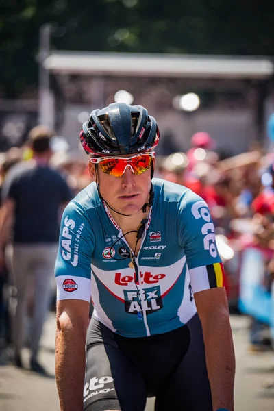 Abbiategrasso, İtalya 24 Mayıs 2018: Profesyonel bisikletçi podyum imzalar önce İtalya 2018 Tur zor dağ aşaması için veri transferi.