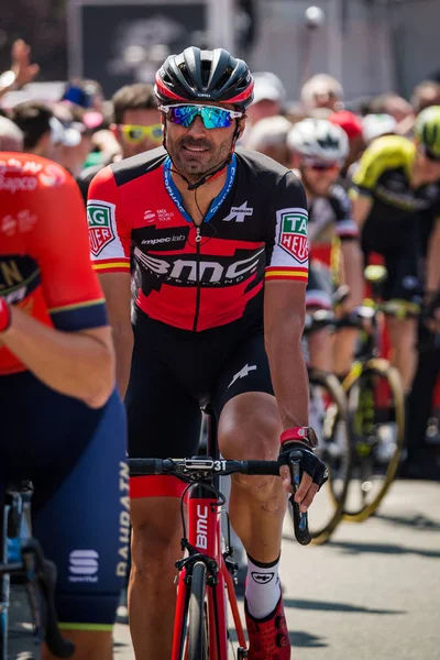 Abbiategrasso, İtalya 24 Mayıs 2018: Profesyonel bisikletçi podyum imzalar önce İtalya 2018 Tur zor dağ aşaması için veri transferi.